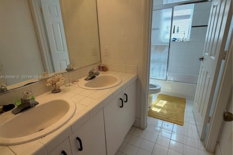 House in Pembroke Pines, Florida 5 bedrooms, 248.79 sq.m. № 2074871 - photo 15