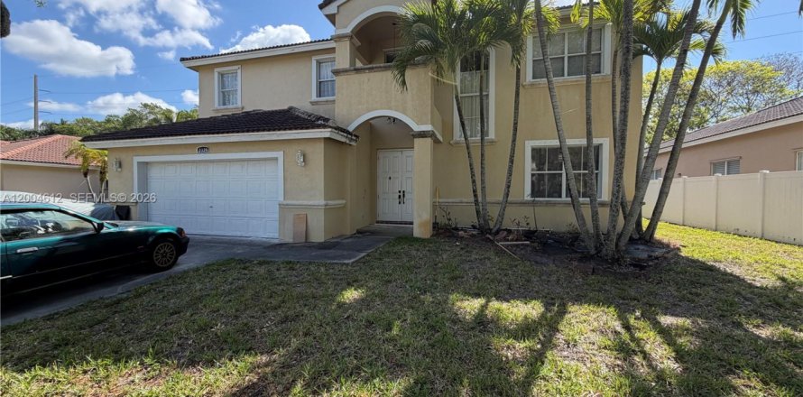House in Pembroke Pines, Florida 5 bedrooms, 248.79 sq.m. № 2074871