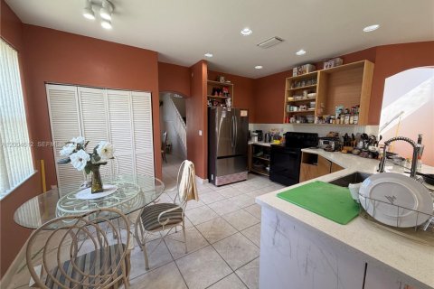 House in Pembroke Pines, Florida 5 bedrooms, 248.79 sq.m. № 2074871 - photo 5