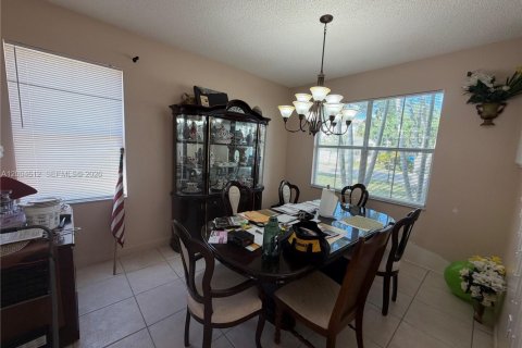 House in Pembroke Pines, Florida 5 bedrooms, 248.79 sq.m. № 2074871 - photo 2