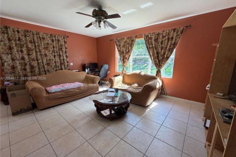 House in Pembroke Pines, Florida 5 bedrooms, 248.79 sq.m. № 2074871 - photo 3