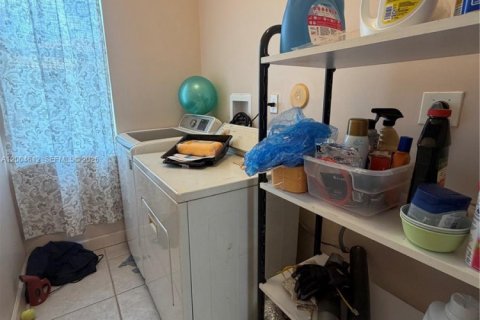 House in Pembroke Pines, Florida 5 bedrooms, 248.79 sq.m. № 2074871 - photo 8