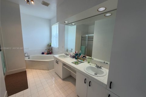 House in Pembroke Pines, Florida 5 bedrooms, 248.79 sq.m. № 2074871 - photo 11