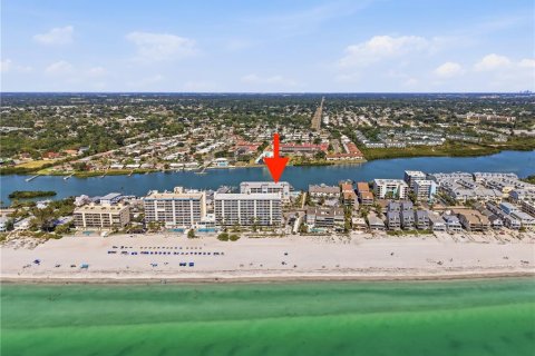 Condo à Indian Shores, Floride, 3 chambres  № 2141153