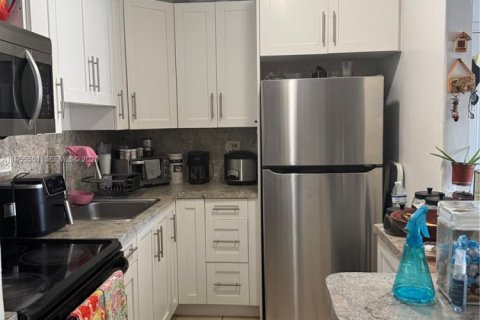 Condo in Hialeah, Florida, 2 bedrooms  № 2010302 - photo 3
