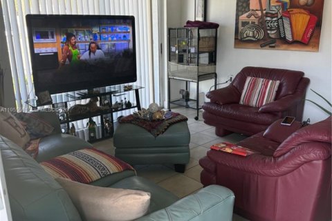 Condo in Hialeah, Florida, 2 bedrooms  № 2010302 - photo 7