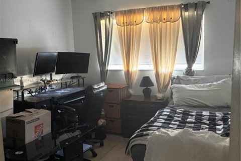 Condo in Hialeah, Florida, 2 bedrooms  № 2010302 - photo 4