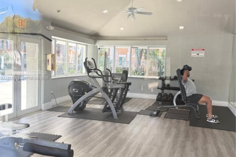 Condo in Hialeah, Florida, 2 bedrooms  № 2010302 - photo 2