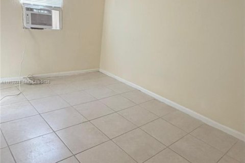 Casa en alquiler en Miami, Florida, 4 dormitorios, 108.14 m2 № 2030920 - foto 12