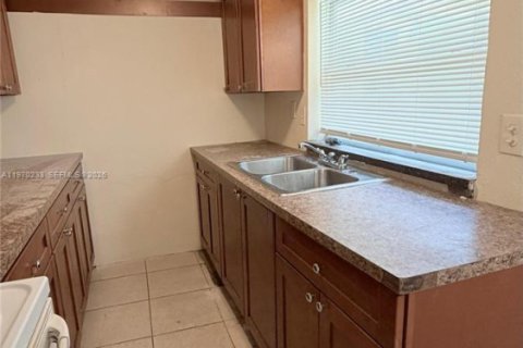 Casa en alquiler en Miami, Florida, 4 dormitorios, 108.14 m2 № 2030920 - foto 7