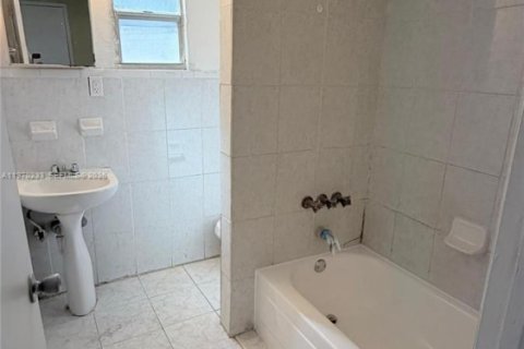 Casa en alquiler en Miami, Florida, 4 dormitorios, 108.14 m2 № 2030920 - foto 13