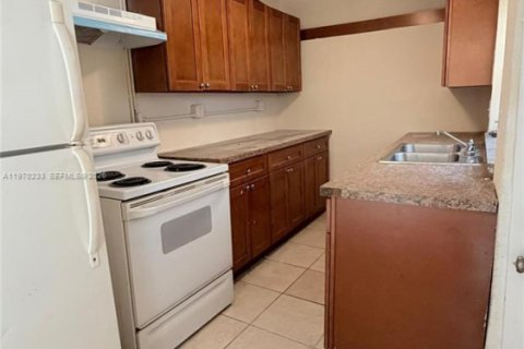 Casa en alquiler en Miami, Florida, 4 dormitorios, 108.14 m2 № 2030920 - foto 8