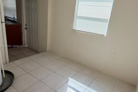 Casa en alquiler en Miami, Florida, 4 dormitorios, 108.14 m2 № 2030920 - foto 5