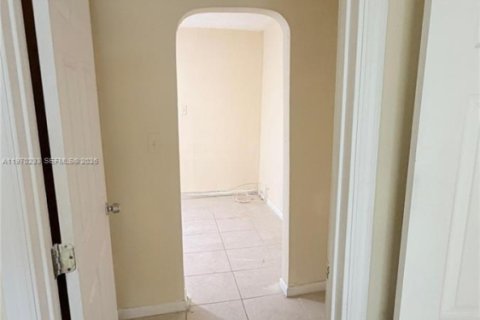 Casa en alquiler en Miami, Florida, 4 dormitorios, 108.14 m2 № 2030920 - foto 6