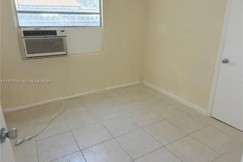 Casa en alquiler en Miami, Florida, 4 dormitorios, 108.14 m2 № 2030920 - foto 4