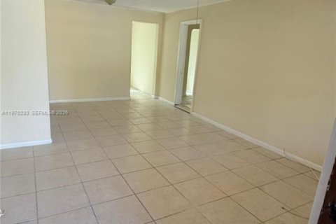 Casa en alquiler en Miami, Florida, 4 dormitorios, 108.14 m2 № 2030920 - foto 2