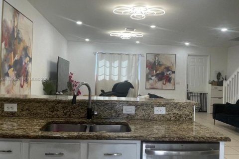 Touwnhouse à vendre à Miami, Floride: 3 chambres, 149.39 m2 № 2153050 - photo 2