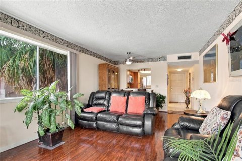 Condo in Tampa, Florida, 2 bedrooms № 2383462 - photo 23