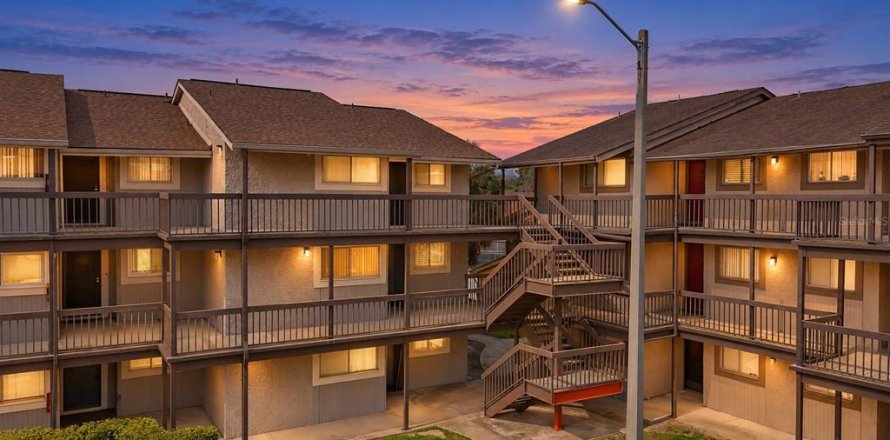 Condo in Tampa, Florida, 2 bedrooms № 2383462