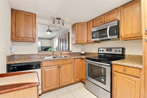 Condo in Tampa, Florida, 2 bedrooms № 2383462 - photo 12