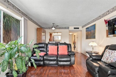 Condo in Tampa, Florida, 2 bedrooms № 2383462 - photo 24