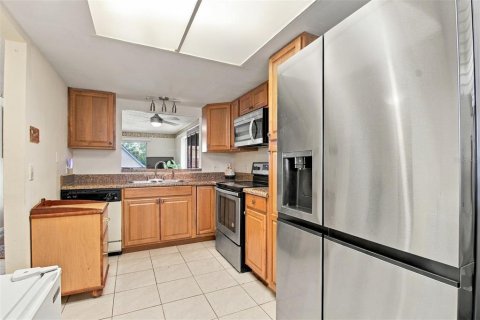 Condo in Tampa, Florida, 2 bedrooms № 2383462 - photo 13