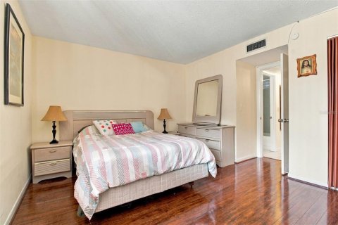 Condo in Tampa, Florida, 2 bedrooms № 2383462 - photo 19
