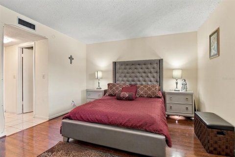 Condo in Tampa, Florida, 2 bedrooms № 2383462 - photo 15
