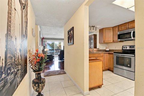 Condo in Tampa, Florida, 2 bedrooms № 2383462 - photo 11