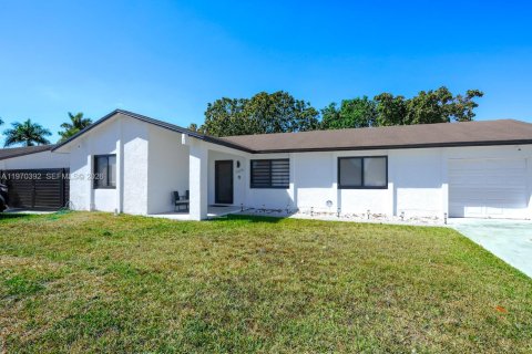 Дом в Майами, Флорида 4 спальни, 126.07м2 № 2033754