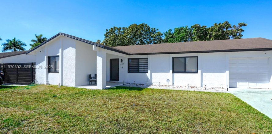 Дом в Майами, Флорида 4 спальни, 126.07м2 № 2033754