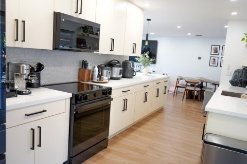 Купить виллу или дом в Майами, Флорида 4 спальни, 126.07м2, № 2033754 - фото 13