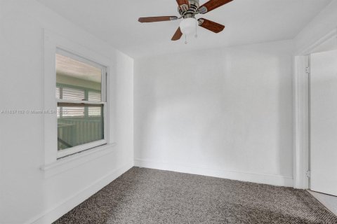 Villa ou maison à louer à Lake Worth, Floride: 1 chambre, 246.38 m2 № 1821838 - photo 12