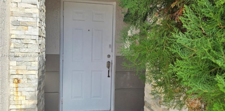 Кондоминиум с 3 спальнями в Майами, Флорида № 2008609