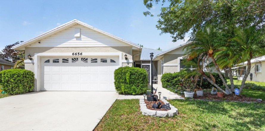House in St. Lucie, Florida 3 bedrooms, 159.23 sq.m. № 2260288