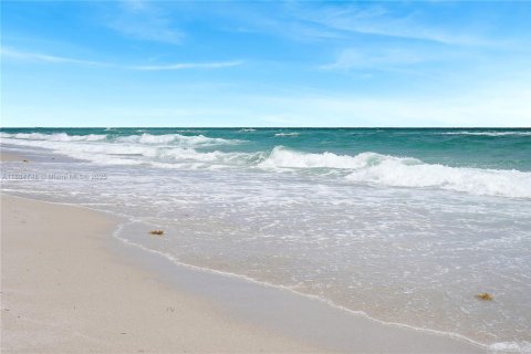 Condo in Miami Beach, Florida  № 1931639 - photo 23