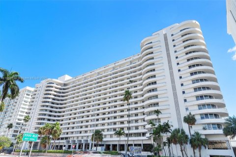 Condo in Miami Beach, Florida  № 1931639 - photo 11