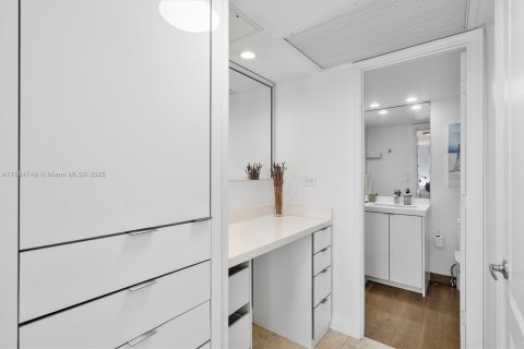Condo in Miami Beach, Florida  № 1931639 - photo 9