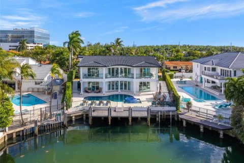 House in North Miami Beach, Florida 5 bedrooms, 410.26 sq.m. № 1894254 - photo 6