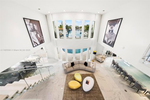 House in North Miami Beach, Florida 5 bedrooms, 410.26 sq.m. № 1894254 - photo 13