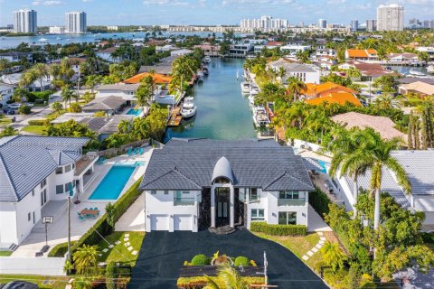 House in North Miami Beach, Florida 5 bedrooms, 410.26 sq.m. № 1894254 - photo 1