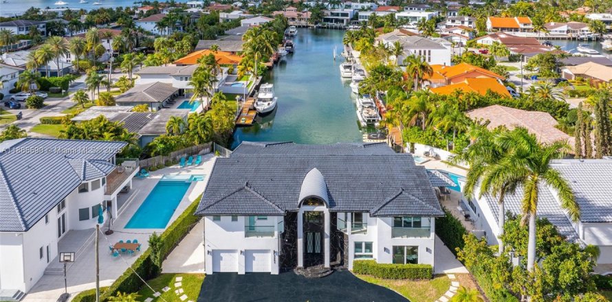 House in North Miami Beach, Florida 5 bedrooms, 410.26 sq.m. № 1894254