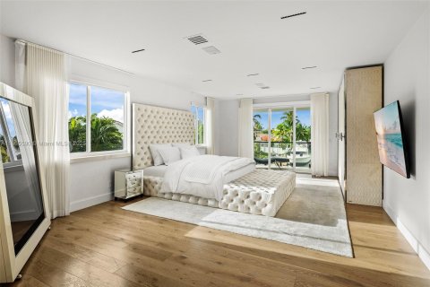 House in North Miami Beach, Florida 5 bedrooms, 410.26 sq.m. № 1894254 - photo 26