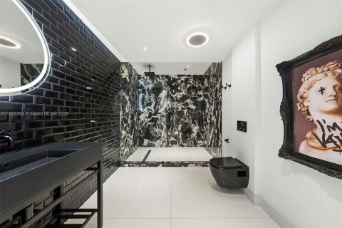 House in North Miami Beach, Florida 5 bedrooms, 410.26 sq.m. № 1894254 - photo 18