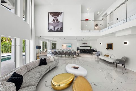 House in North Miami Beach, Florida 5 bedrooms, 410.26 sq.m. № 1894254 - photo 11