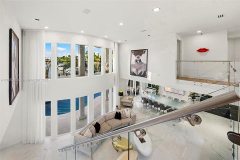 House in North Miami Beach, Florida 5 bedrooms, 410.26 sq.m. № 1894254 - photo 17