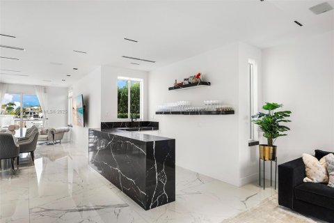 House in North Miami Beach, Florida 5 bedrooms, 410.26 sq.m. № 1894254 - photo 22