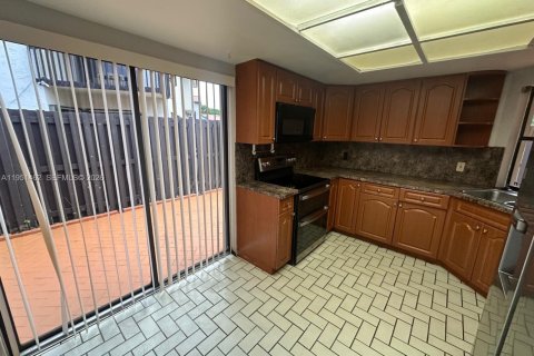 Touwnhouse à vendre à Miami, Floride: 3 chambres, 99.41 m2 № 2078862 - photo 6