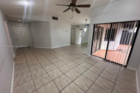 Touwnhouse à vendre à Miami, Floride: 3 chambres, 99.41 m2 № 2078862 - photo 7