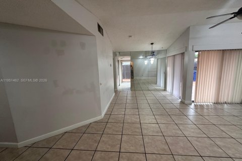 Touwnhouse à vendre à Miami, Floride: 3 chambres, 99.41 m2 № 2078862 - photo 8